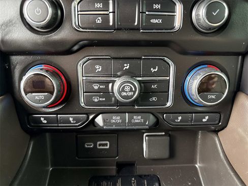 Used 2021 Chevrolet Suburban LT image 21