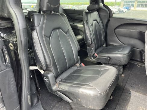 Used 2020 Chrysler Pacifica Touring-L image 27