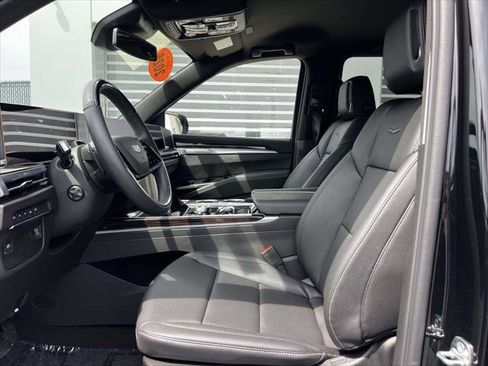 Used 2025 Cadillac Escalade ESV Luxury AWD/4WD image 20