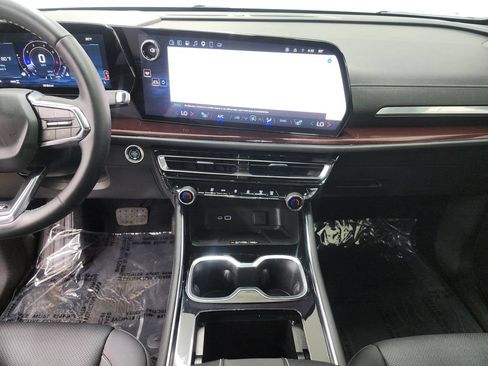 Used 2025 Chevrolet Traverse Z71 AWD/4WD image 17