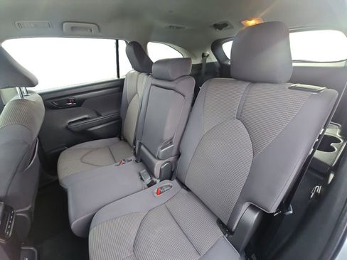 Used 2023 Toyota Highlander LE image 14