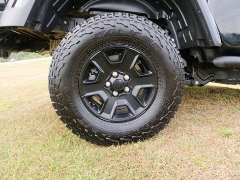 Used 2023 Jeep Gladiator Mojave w/ Cold Weather Group image 12