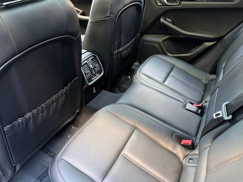 Used 2024 Porsche Macan AWD/4WD image 11