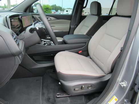 Used 2026 Chevrolet Traverse LT FWD image 18