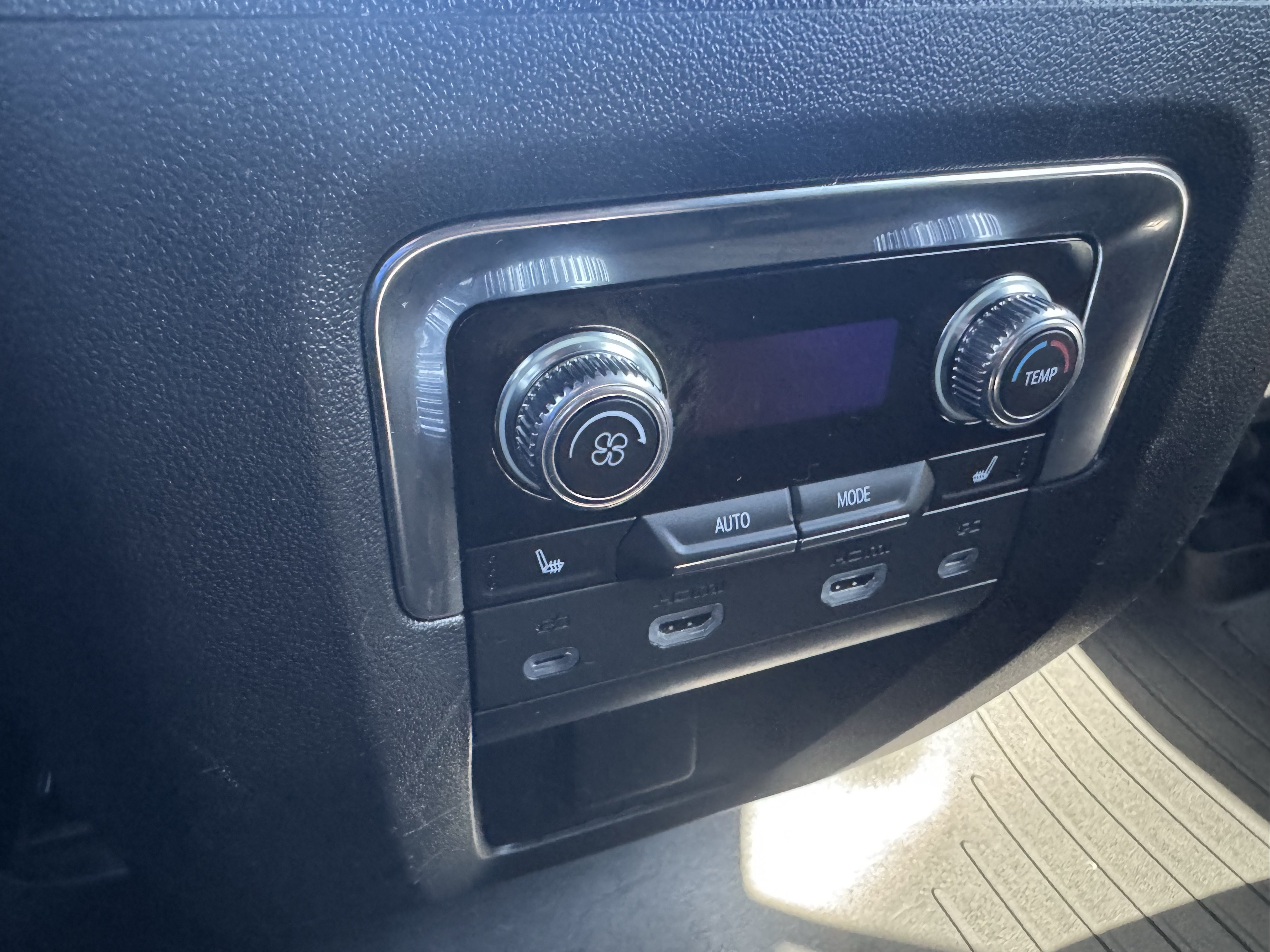 Used 2023 GMC Yukon XL Denali AWD/4WD image 33