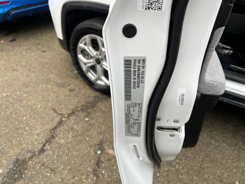 Used 2025 Jeep Compass Latitude image 29