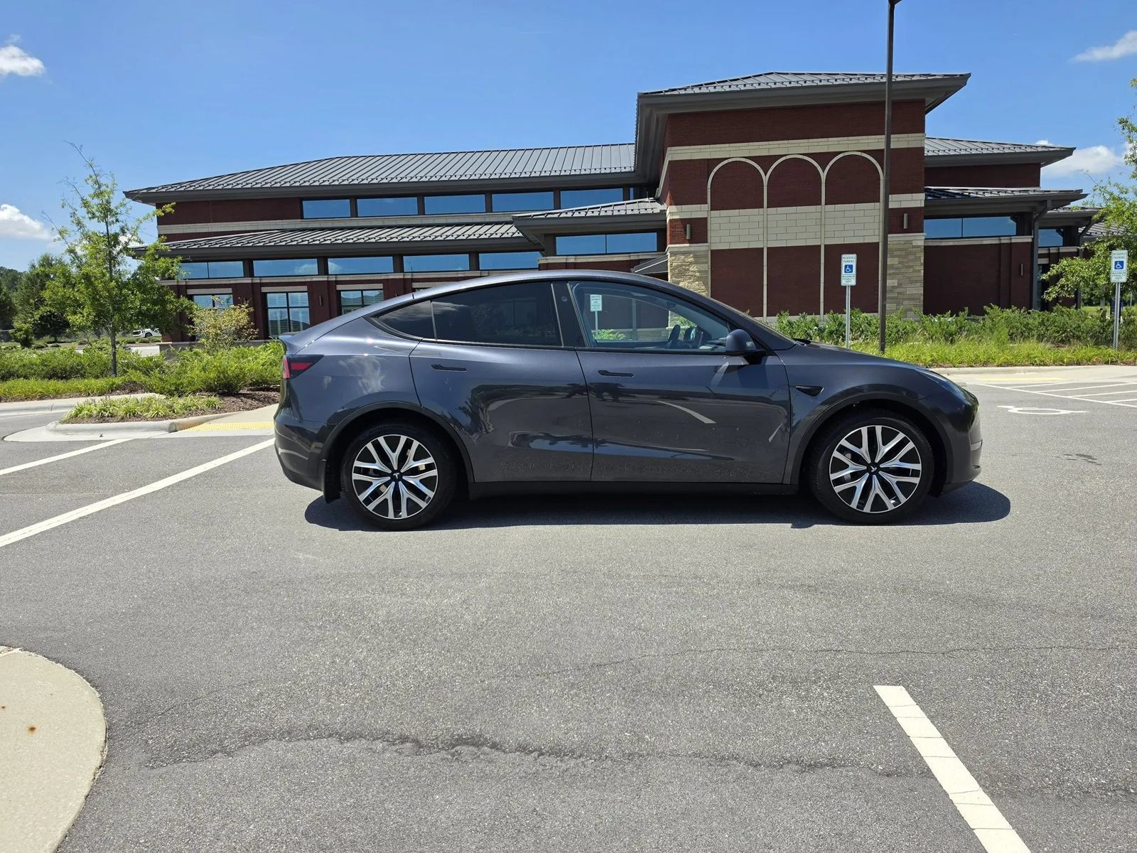 Used 2024 Tesla Model Y Long Range AWD/4WD image 11