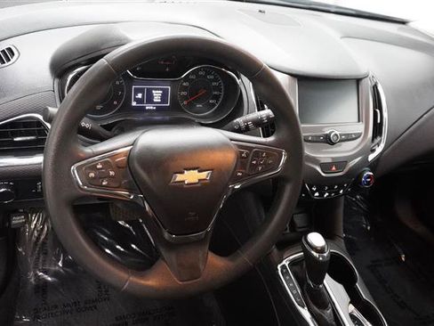 Used 2017 Chevrolet Cruze LT w/ Convenience Package FWD image 11