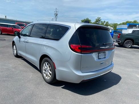 Used 2024 Chrysler Pacifica Touring-L FWD image 22