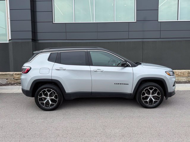Used 2024 Jeep Compass Limited AWD/4WD image 2