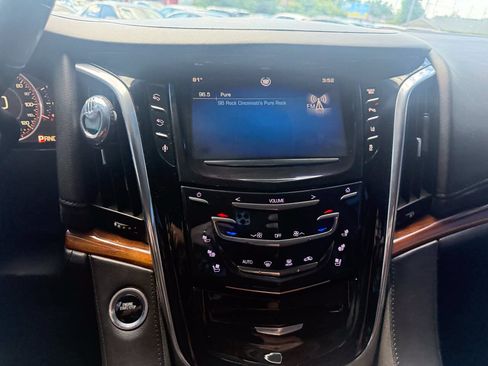 Used 2015 Cadillac Escalade Luxury AWD/4WD image 23