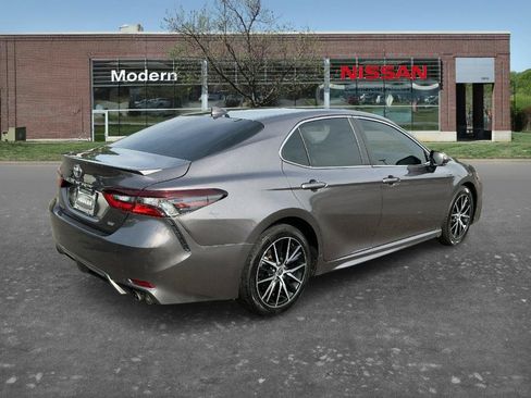 Used 2022 Toyota Camry SE FWD image 4