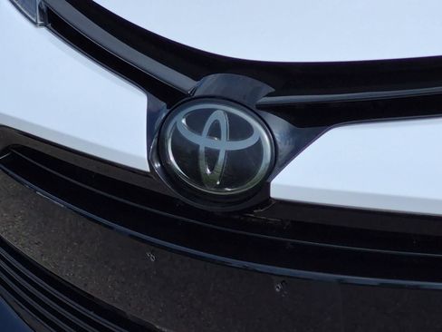 Used 2018 Toyota Corolla LE FWD image 12