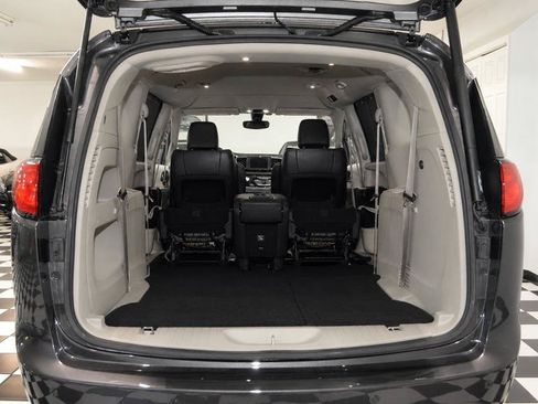 Used 2019 Chrysler Pacifica Touring-L FWD image 31