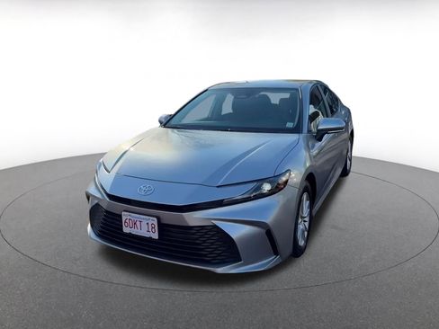 Used 2025 Toyota Camry LE image 7