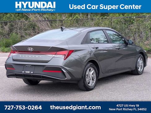 Used 2025 Hyundai Elantra SE w/ Cargo Package FWD image 5