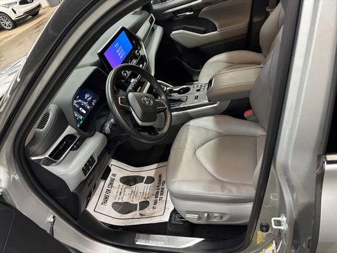 Used 2023 Toyota Highlander Platinum image 10