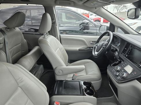 Used 2019 Toyota Sienna XLE w/ XLE Navigation Package image 8