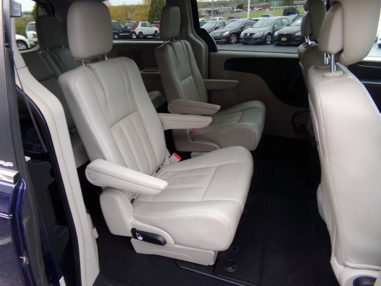 Used 2013 Chrysler Town & Country Touring FWD image 27