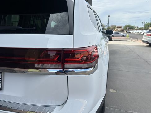 Used 2024 Volkswagen Atlas SE w/ Panoramic Sunroof Package FWD image 14