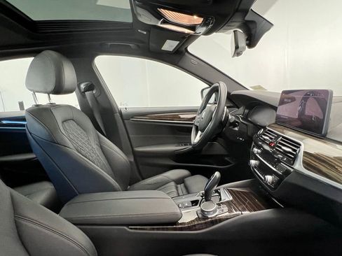 Used 2021 BMW 530i xDrive w/ Premium Package image 6