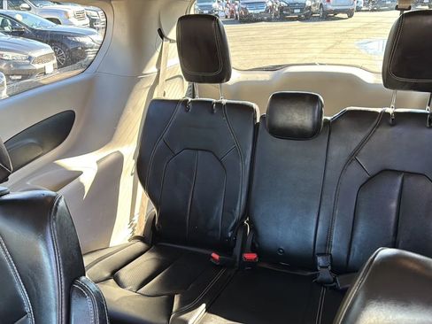 Used 2020 Chrysler Voyager Lxi image 21