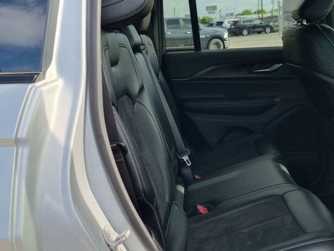 Used 2025 Jeep Grand Cherokee Altitude AWD/4WD image 25