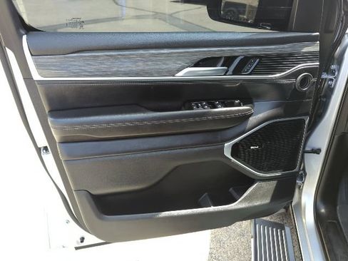 Used 2023 Jeep Wagoneer Series III w/ Premium Group I AWD/4WD image 18