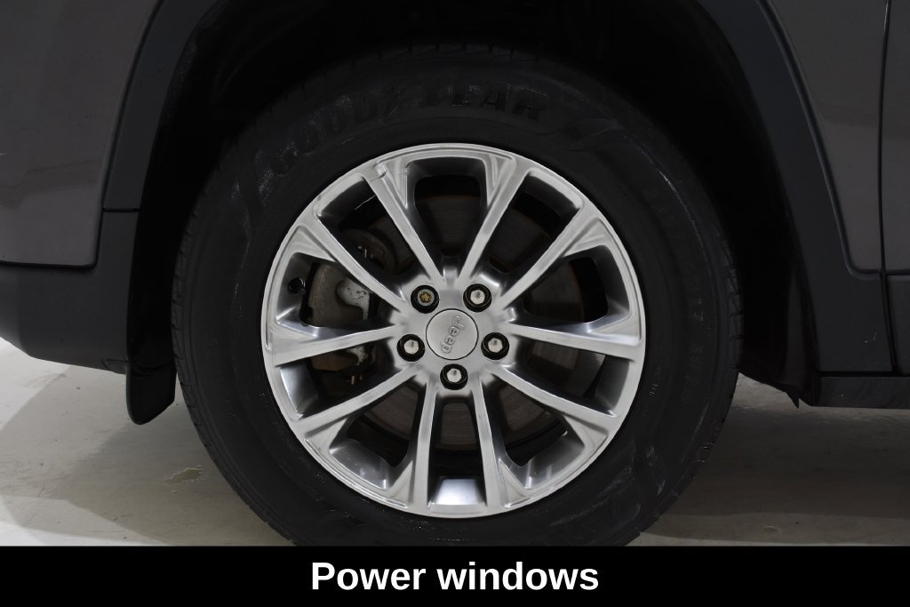 Used 2019 Jeep Cherokee Latitude Plus w/ Cold Weather Group AWD/4WD image 7