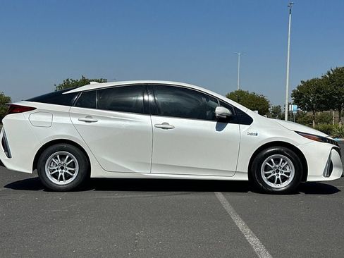 Used 2019 Toyota Prius Prime Plus image 3