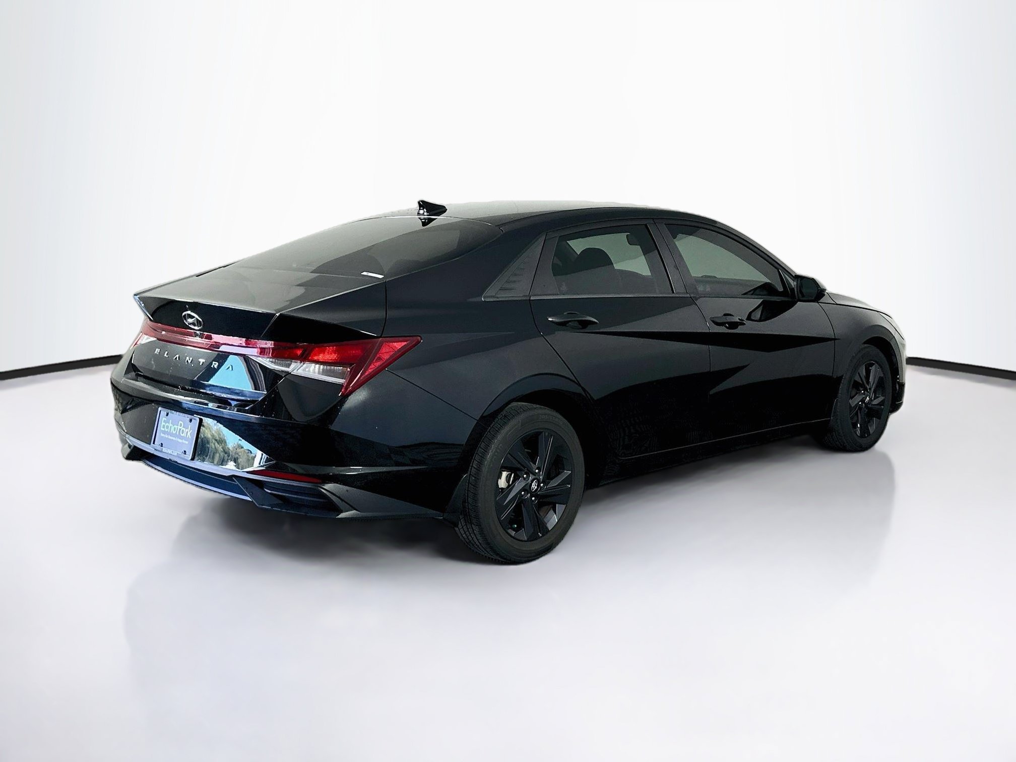 Used 2023 Hyundai Elantra SEL w/ Preferred Accessory Package FWD image 9