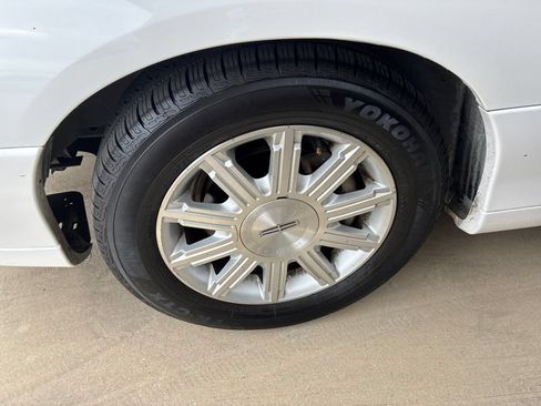 Used 2010 Lincoln Town Car Signature Limited RWD image 5