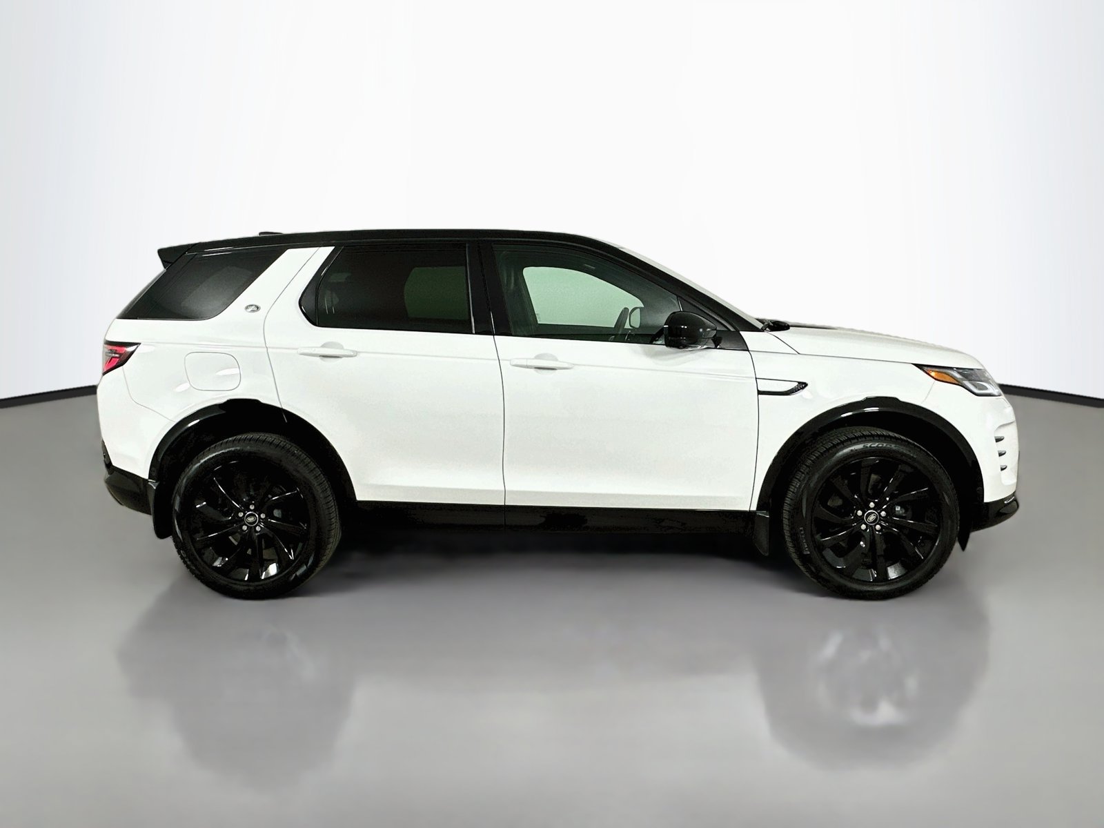Used 2025 Land Rover Discovery Sport Dynamic SE AWD/4WD image 4