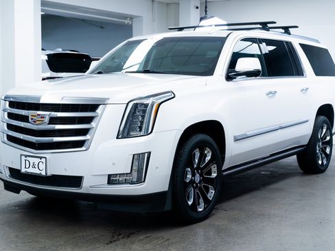 Used 2019 Cadillac Escalade ESV Premium Luxury image 3