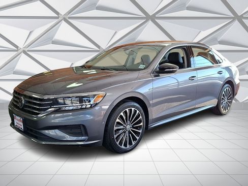 Used 2022 Volkswagen Passat 2.0T image 5