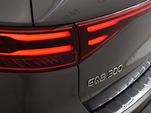 Used 2024 Mercedes-Benz EQB 300 4MATIC image 12