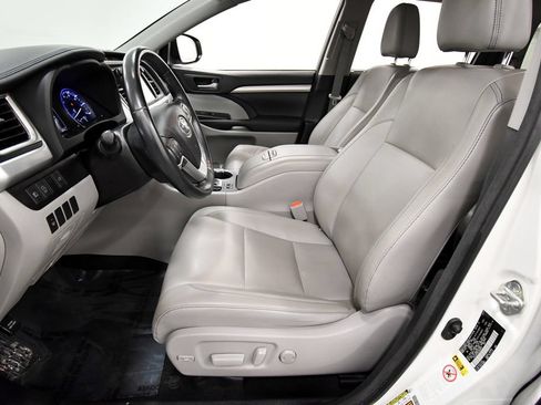 Used 2018 Toyota Highlander XLE AWD/4WD image 14