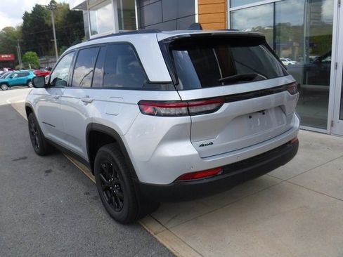 New 2025 Jeep Grand Cherokee Altitude image 9