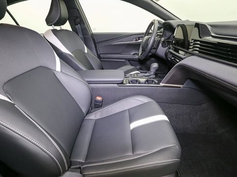 Used 2025 Toyota Camry SE w/ Convenience Package image 18