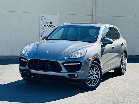 Used 2011 Porsche Cayenne Turbo image 3
