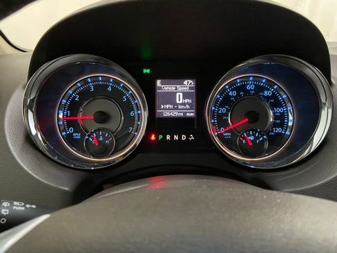 Used 2014 Chrysler Town & Country Touring image 57