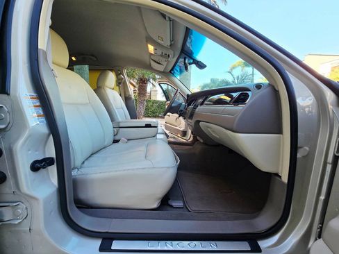 Used 2003 Lincoln Town Car Cartier image 19