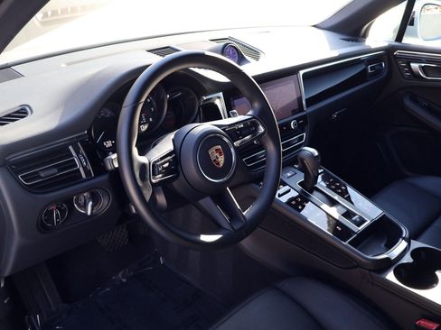 Certified 2025 Porsche Macan image 4