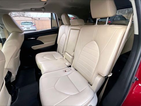 Used 2024 Toyota Highlander XLE image 21