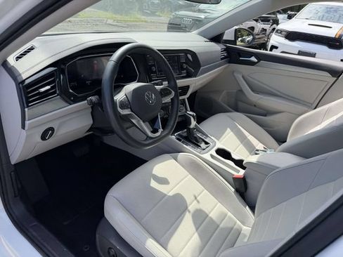 Used 2023 Volkswagen Jetta SE FWD image 9