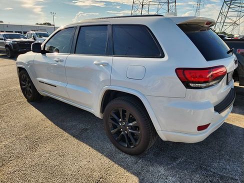 Used 2022 Jeep Grand Cherokee Laredo X RWD image 3