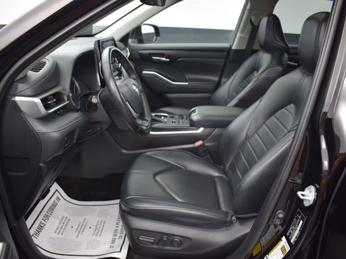 Used 2022 Toyota Highlander XLE AWD/4WD image 16