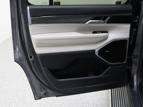 Used 2022 Jeep Wagoneer Series III w/ Premium Group I RWD image 29