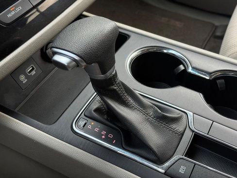 Used 2021 Kia Sedona LX image 19