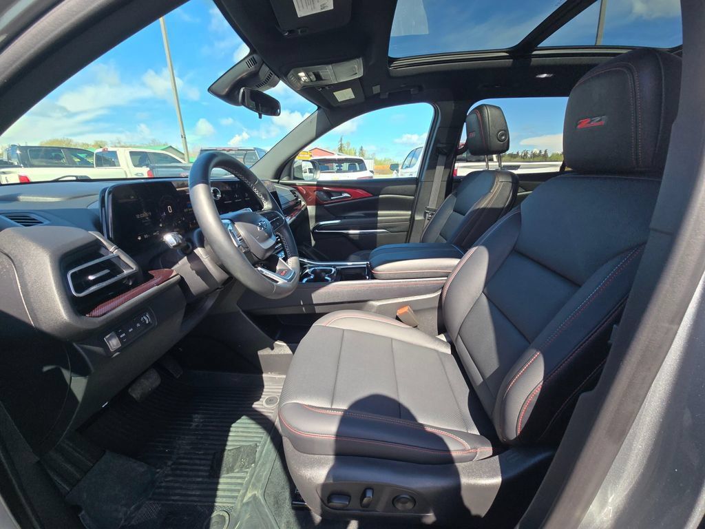Used 2025 Chevrolet Traverse Z71 w/ LPO, Floor Liner Package AWD/4WD image 16